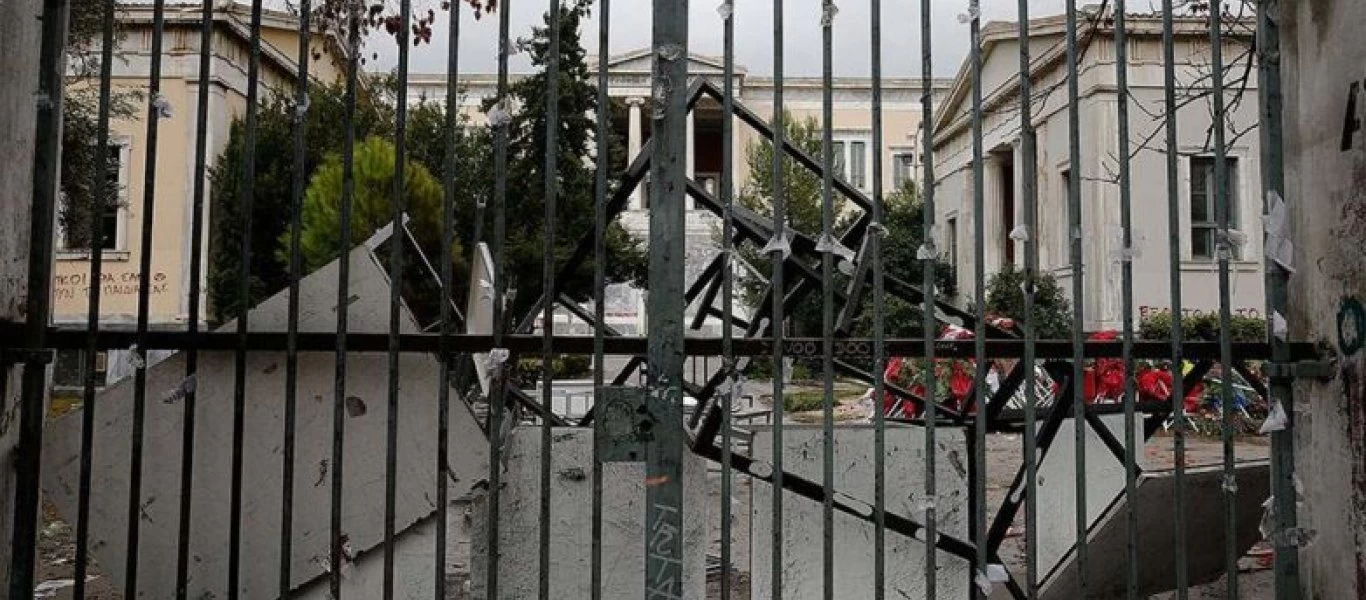 ΑΠΘ: Κουκουλοφόροι έσπασαν μοτοσικλέτα εταιρείας φύλαξης